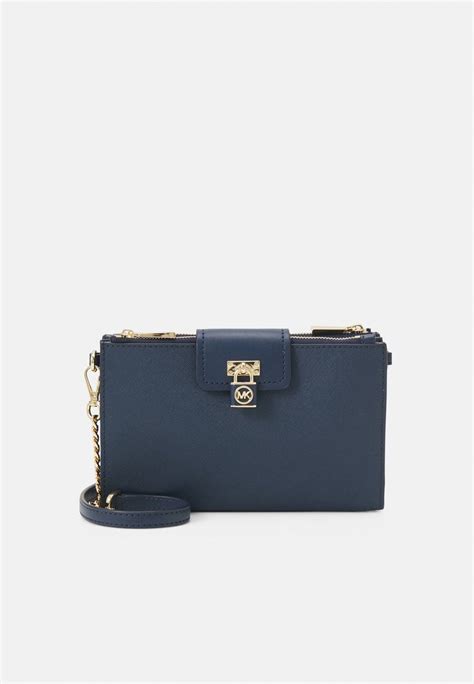 michael kors clutch donkerblauw|Clutches Michael Kors .